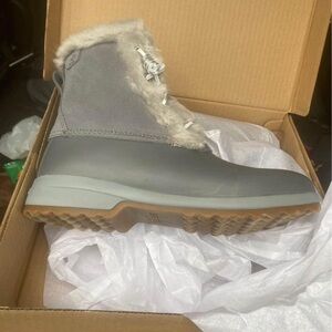 Sperry maritime repel suede snow boot with thinsulate. Size 9